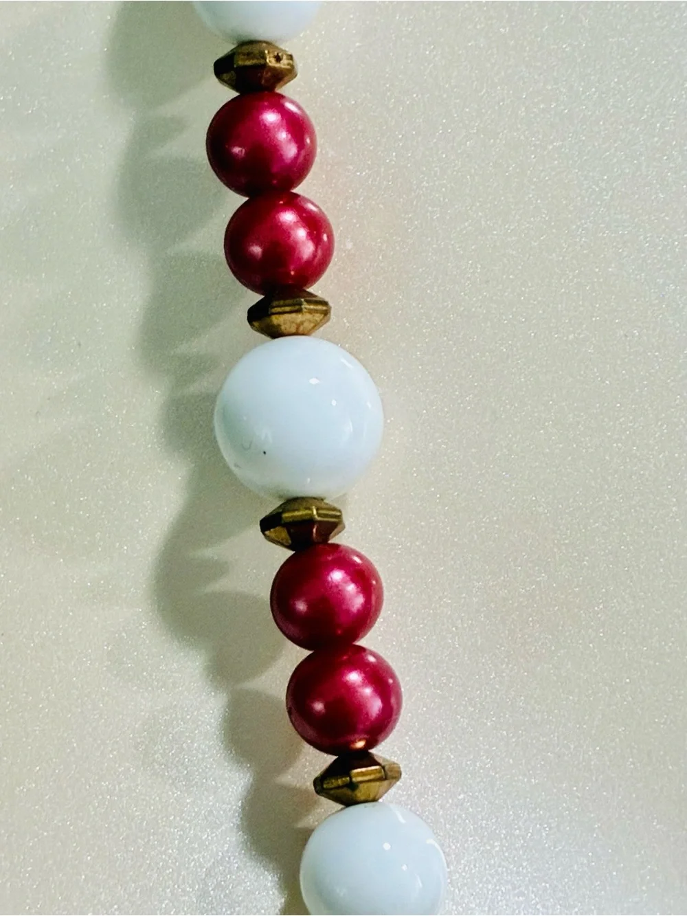 VTG White and Red Beaded Women’s Necklace - Elegant Statement Strand Lightweight